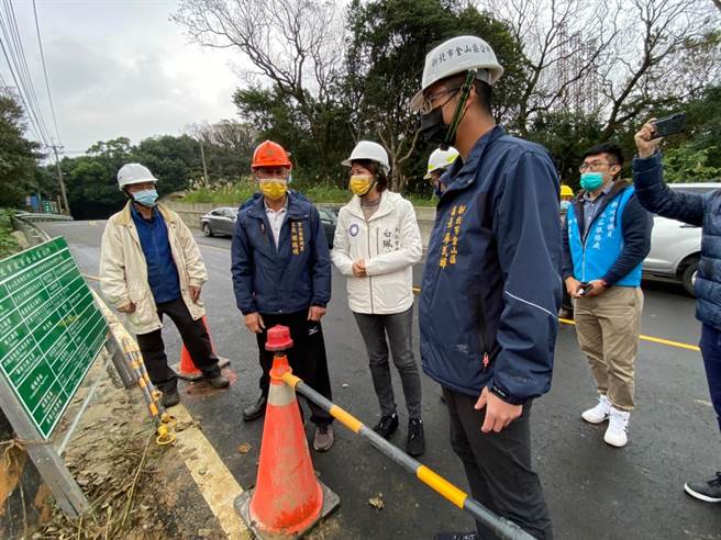 白佩茹会同相关单位至西湖里简易自来水工程现勘。（金山区公所提供）