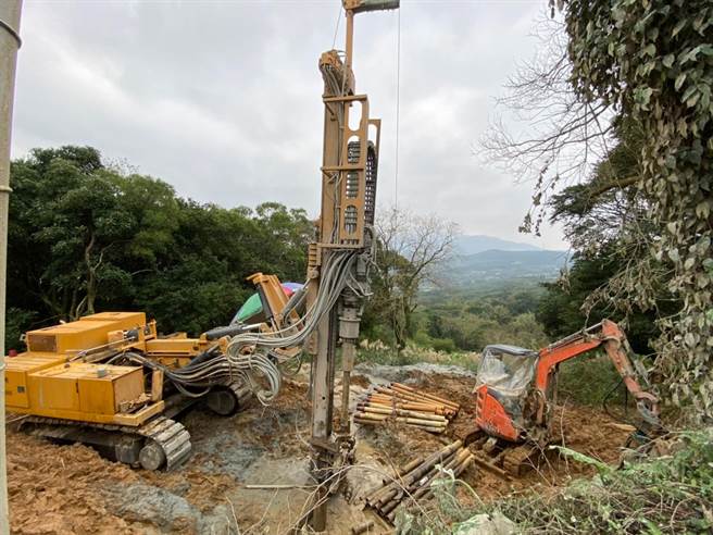 西湖里简易自来水施工现况。（金山区公所提供）