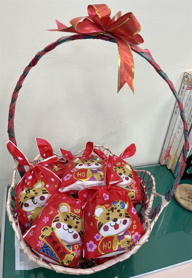 太平警分局女警郭秀琳巧手制作应景讨喜的「虎宝宝手工饼乾」，意外成为警方创意宣导亮点。（台中市太平警分局提供／冯惠宜台中传真）