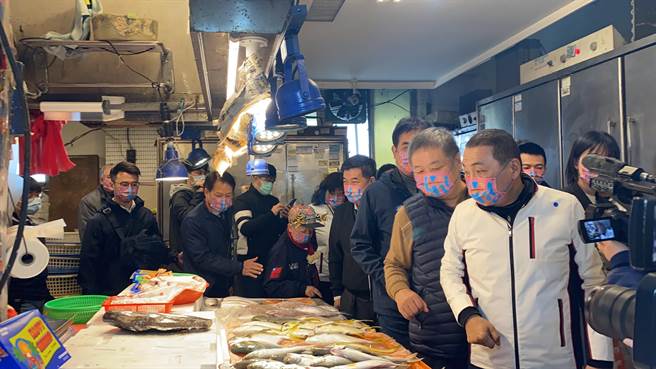 侯友宜17日前往新庄公有市场参加「幸福味来市」年节活动，与新北市议员黄林玲玲、蒋根煌、蔡健棠等人到新庄第一公有市场和摊商们拜早年。（戴上容摄）