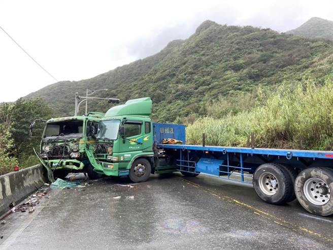 貢寮區台2線85.8公里處2輛曳引車發生擦撞。（民眾提供）
