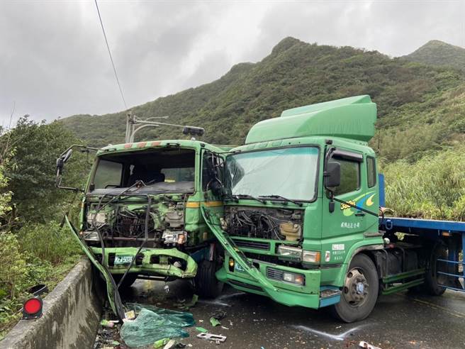 貢寮區台2線85.8公里處2輛曳引車發生擦撞。（民眾提供）