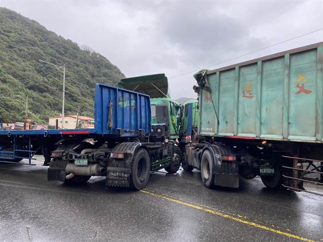 貢寮區台2線85.8公里處2輛曳引車發生擦撞。（民眾提供）