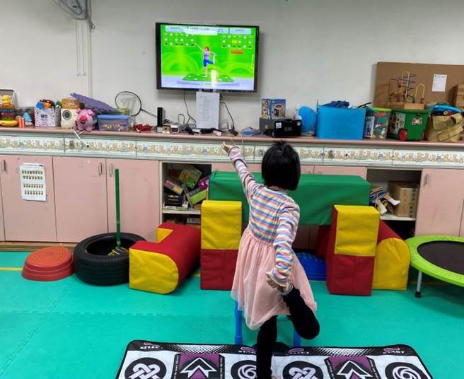 卫生福利部南投医院復健科安排「跳舞机」及Wii游戏机等治疗，发现确实能提升儿童上、下肢肌力及心肺功能。（院方提供／吴建辉南投传真）