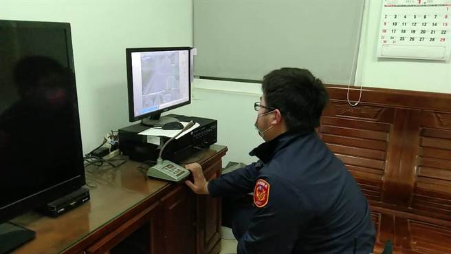 派出所员警能够在所内即时监控是否有违规。（通霄警察分局提供／李京升苗栗传真）