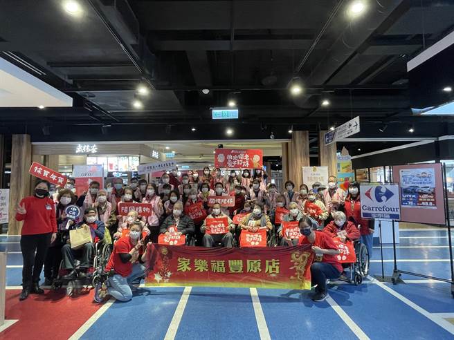 老五老基金會石岡中心舉辦助老陪同購物活動，中智捷豐原汽車生活館、先捷實業動員28位志工陪同。（王文吉攝）