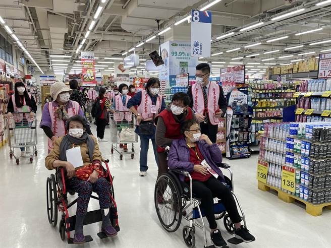 2名志工陪同1位獨居長輩採買年貨，基富通證券的「好好變老公益計畫」贊助每人1000元購物金。（王文吉攝）