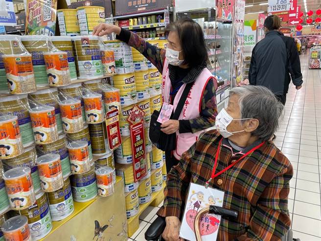 久未出門的李劉奶奶（右）依據所需用品清單，一項一項採買。（王文吉攝）