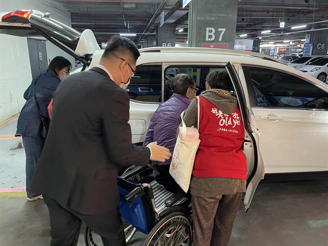 LUXGE中智捷豐原汽車生活館除出動志工人力，還支援5輛車接送長輩。（王文吉攝）