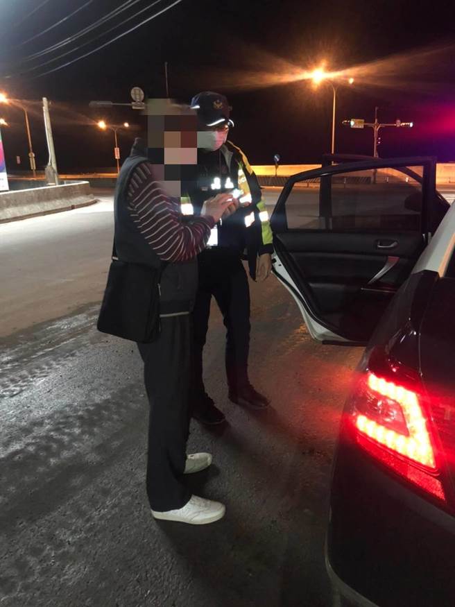 林口区有名7旬老翁搭错公车来至芦竹区西部滨海公路附近，天气昏暗又不知身在何处，所幸发现员警巡逻车灯，赶紧挥手请求协助。（桃园市芦竹警分局提供／陈梦茹桃园传真）