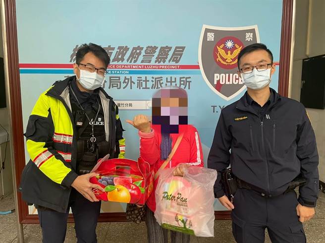 7旬老翁的妻子隔日亲自带水果和蛋糕到芦竹警分局外社派出所表达谢意。（桃园市芦竹警分局提供／陈梦茹桃园传真）