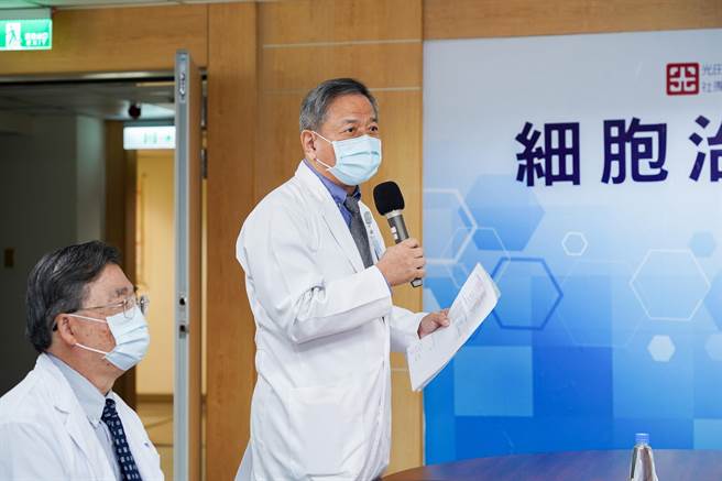 光田综合医院沙鹿院区院长暨神经外科医师陈子勇说明间质干细胞在神经损伤的应用。（光田综合医院提供）