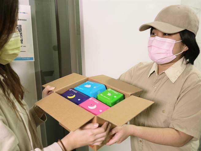 愛康官網挑戰網購免運最低量，4 包衛生棉就能免費送到家。（愛康生技提供） 