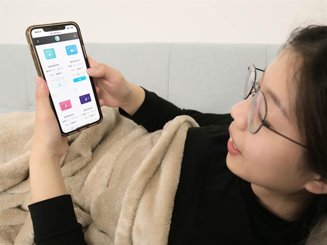 一指就能搞訂 4 包衛生棉免費送到家。（愛康生技提供）