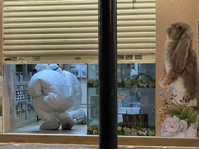 香港渔护署及卫生署人员昨晚到铜锣湾Little Boss宠物店，带走多袋物品，为店舖消毒。(大公文匯网)