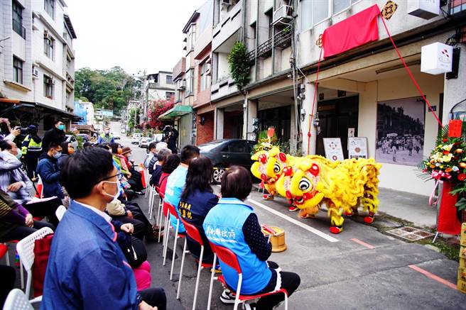 客委会补助经费成立「隘北埔驻地工作站」，埔尾村的老班醒狮团表演精彩舞狮。（罗浚滨摄）
