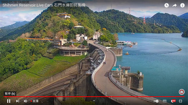 桃园市观光旅游局2020年创全国之先，推出「桃园景点人潮警示灯号系统」，可即时查看人潮，更可透过直播欣赏各大景点之美，去年缺水期还引爆千名网友狂涌观看石门水库即时影像。(蔡依珍摄)