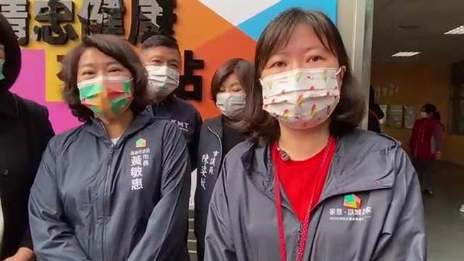 嘉義市長黃敏惠、衛生局長廖育瑋呼籲大家接種第三劑疫苗。（廖素慧攝）