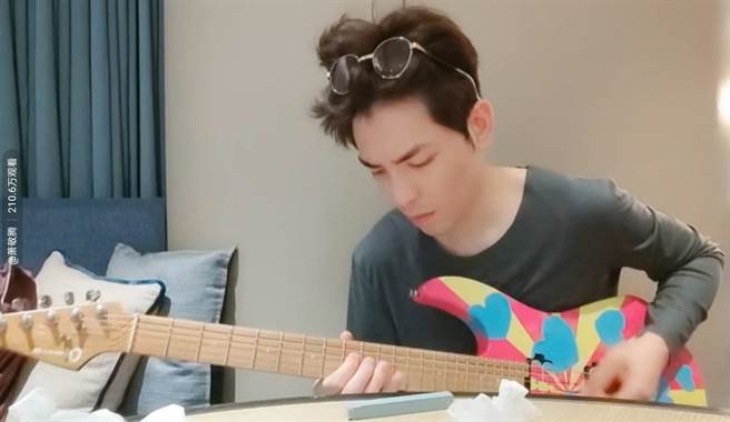 老萧昨晚无预警直播调琴过程。（喜鹊娱乐提供）