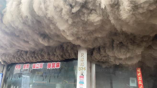 嘉义市北港路家俱行大火，火势猛烈。（读者提供）