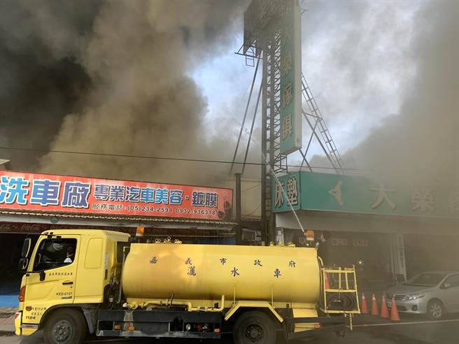 嘉义市北港路家俱行大火，火势猛烈，消防人车抢救中。（读者提供）