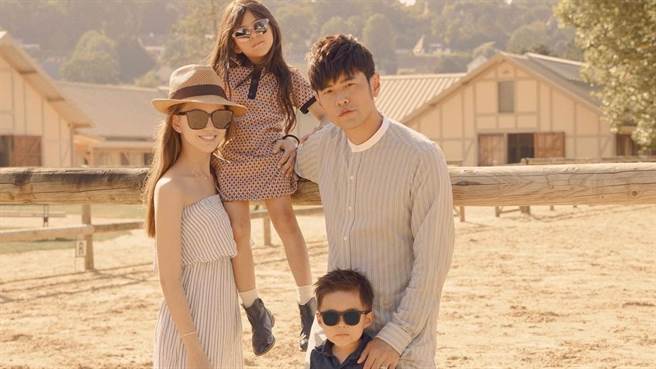 昆凌的姊姊与朋友聊天时意外透露昆凌已怀上3宝。（图／IG@ hannah_quinlivan）