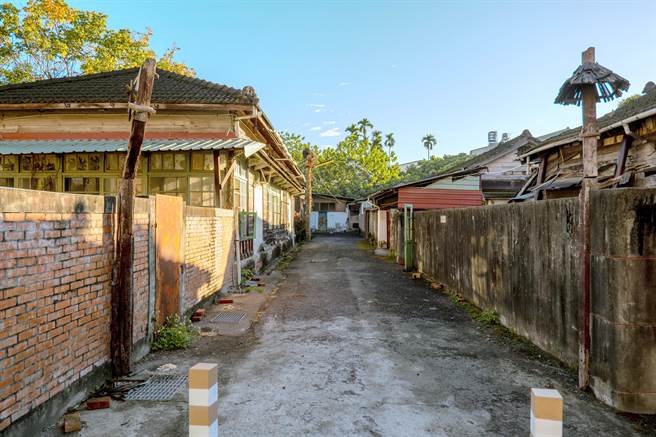 　1942年兴建的集集樟脑出张所，由国有财产局委托集集镇公所代管，总面积达4200平方公尺，约有10栋完整建筑，包括办公厅舍、宿舍等，都是传统木造日式建筑。(公所提供／吴建辉南投传真)