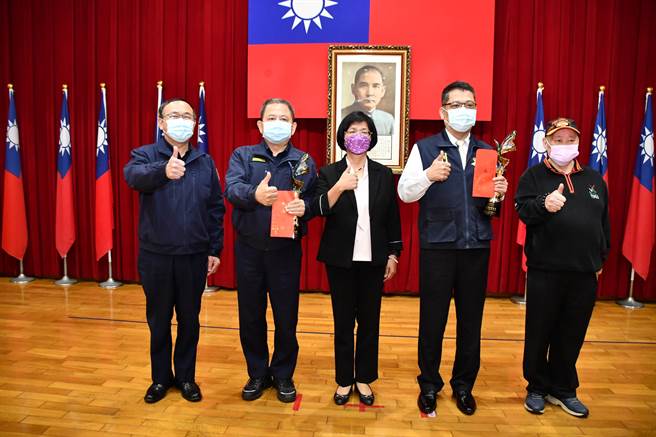 彰化县警局荣获国家警光奖团体组优等和个人组第三名双料殊荣，彰化县长王惠美(中)上午亲自颁奖金、慰勉金，公开表扬，感谢县警局团队与基层第一线同仁的认真打拚。（谢琼云摄）