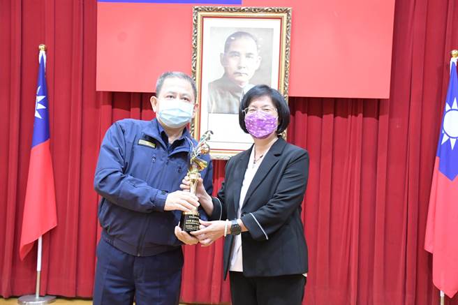 彰化县警局副局长王清海（左）去年积极推动「金融机构拦阻诈骗工作」，成立金勤区强力宣导反诈骗，虽然遭遇基层反弹声浪，但去年全年成功拦阻金额高达2.58亿元，成功守护小老百姓心血积蓄。（谢琼云摄）