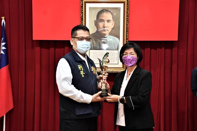 田中警分局侦查队小队长许弘志（左），歷经换肾手术仍旧拚劲十足，屡屡侦破窃车、诈欺和暴力黑帮组织犯罪等重大刑案，勇夺国家警光奖个人奖。（谢琼云摄）