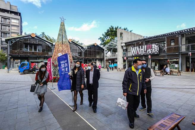 新竹县议会临时会经建考察新竹县原住民族产业展销中心「Wah!几散竹东」，副县长陈见贤（中）代表县长杨文科到场陪同。（罗浚滨摄）