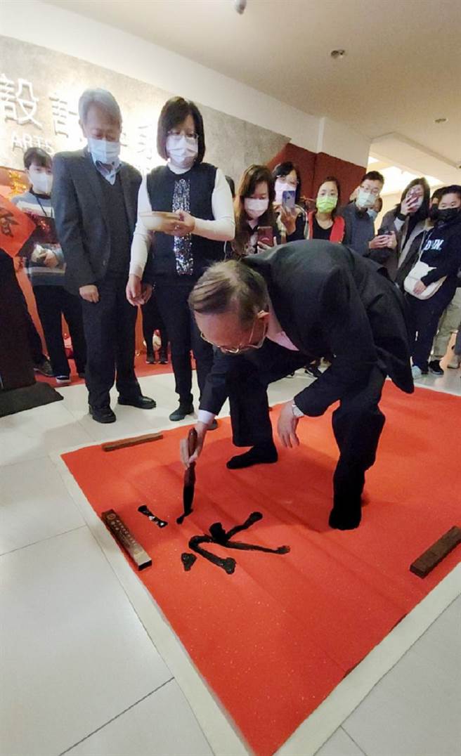 本次春納活動的重頭戲「開筆」儀式，邀請林聰明校長現場來個大揮毫。（圖／南華大學提供）