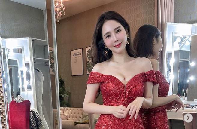 朱琦郁辣穿深V貼身紅禮服，前凸後翹的S曲線全都露。（圖／取材自朱琦郁Instagram）