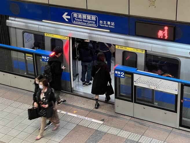 繼車廂、路線擁擠度燈號推出後，台北捷運再將資訊視覺化，於龍山寺站往南港展覽館方向的月台閘門上方設置光條。（黃婉婷攝）