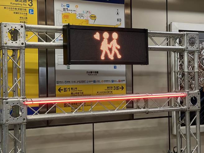 此外，北捷還在第2、5節車廂月台上方設置「小捷客」，概念如同紅綠燈「小綠人」，以趣味動畫指引旅客往人較少的頭尾車廂移動，不同節日還有不同樣貌。（黃婉婷攝）