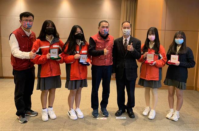 新北市市长侯友宜表示，透过创新教育加速器计画，提供学子系统性STEAM课程与资源，展现发明与智慧软实力成果。（新北市教育局提供）