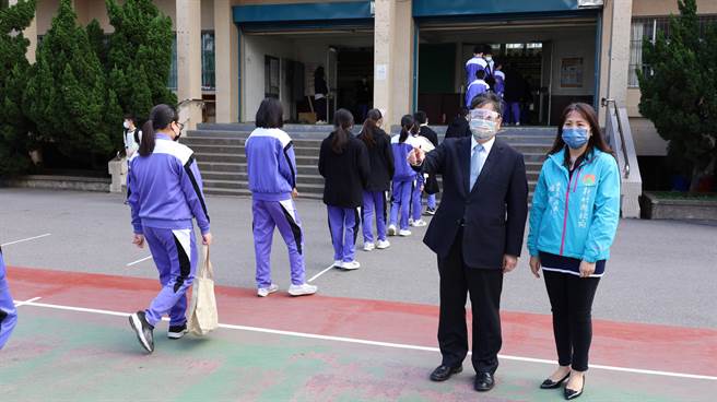 新竹县长杨文科（右二）19日前往义民中学，了解学生採检状况。（庄旻静摄）