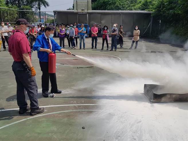 仁愛區獅球里長林錦榮自2019年起著手帶領社區執行防災工作，推動韌性社區發展。（基隆市消防局提供／陳彩玲基隆傳真）