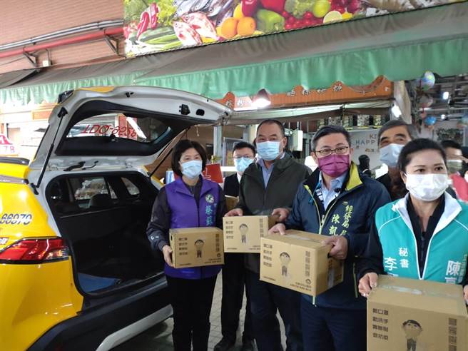 年節逼近，推出各項年菜組合，至今總計湧進逾千張訂單，單月營業額創下75萬元佳績。（台南市政府經發局提供／張毓翎台南傳真）