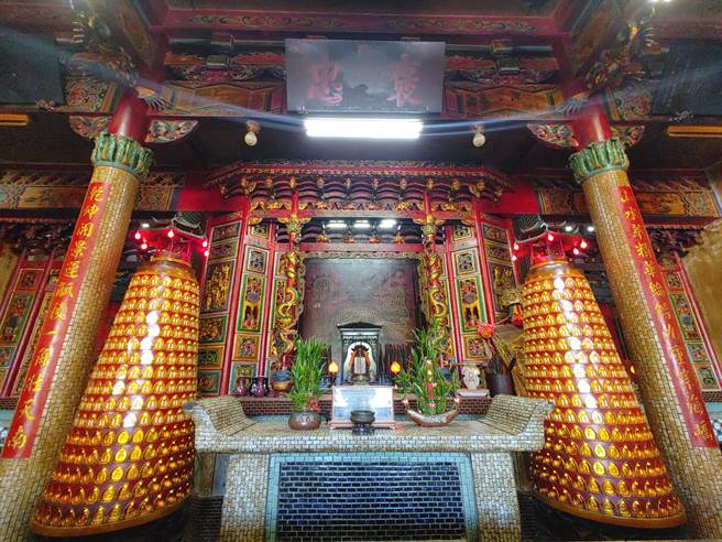 南投县国姓乡南港村褒雄宫是村内重要信仰中心，据史料记载是1920年由地方信眾筹建，至今已经有102年的歷史，庙方仓库存放许多珍贵文献。(吴建辉摄)