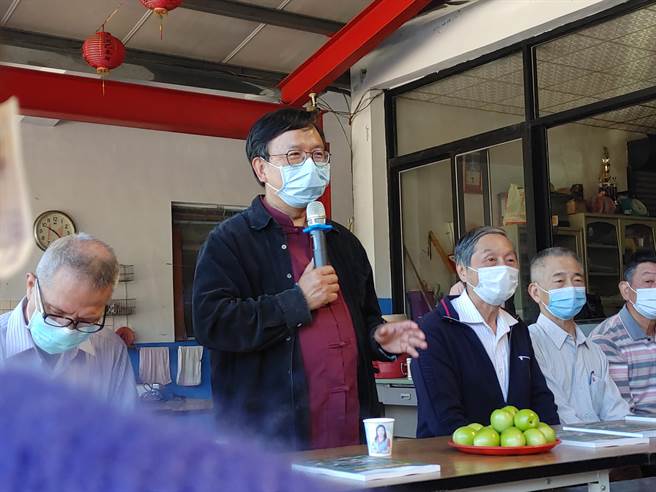 水沙连社大走读国姓社指导老师潘樵表示，有些文件因为虫蛀、潮湿而受损相当可惜，他们也利用数位扫描方式，加以修復典藏。(吴建辉摄)