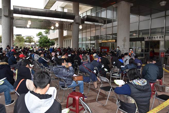 苗栗地检署与新竹执行分署19日合办拍卖会，现场挤进2百多人抢标，气氛热烈。（谢明俊摄）