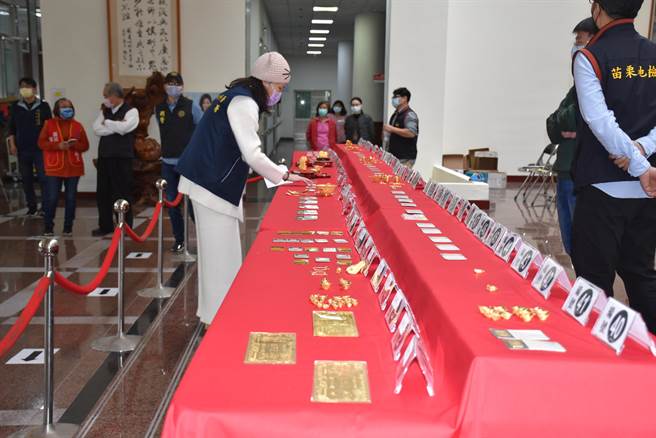 苗栗地检署与新竹执行分署19日合办拍卖会，共有金饰79件执行拍卖。（谢明俊摄）