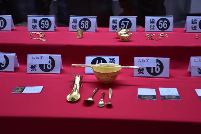 苗栗地检署与新竹执行分署19日合办拍卖会，最贵的一组金碗餐具组流标。（谢明俊摄）