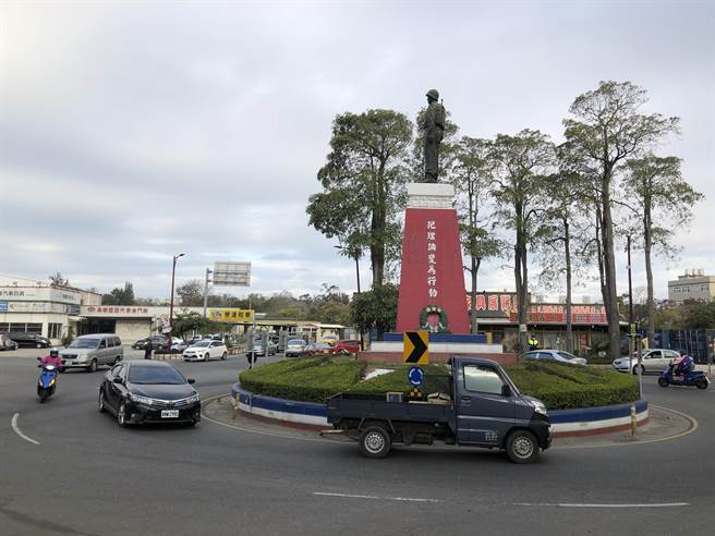 金門主要幹道環島北路封閉施工15天，造成交通大動脈伯玉路交通流量激增。（李金生攝）