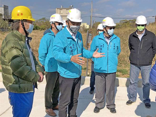 楊鎮浯縣長今天率縣府團隊履勘，要求廠商在27日以前完工解封，恢復正常交通。（李金生攝）