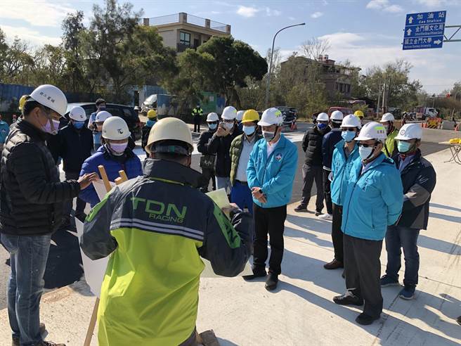 楊鎮浯縣長今天率縣府團隊履勘，了解最新工程進度。（李金生攝）