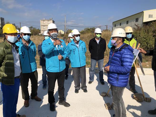 楊鎮浯縣長今天率縣府團隊履勘，了解最新工程進度。（李金生攝）