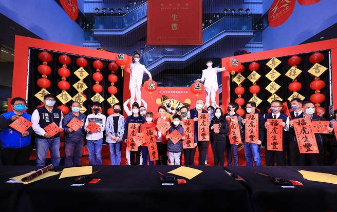 台中市政府19日举行「111年迎新挥毫赠春联」迎新年！吸引眾多民眾到场免费索取贺联，现场洋溢着浓郁的年节气氛！（陈世宗摄）