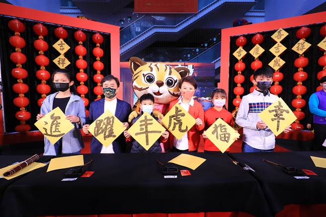 市长卢秀燕与大墩杯学生书法获奖4位小朋友共同挥毫，1人1字写下「幸」、「福」、「虎」、「年」「跃」、「进」，祝福大家虎年平安幸福、持续往前迈进。（陈世宗摄）
